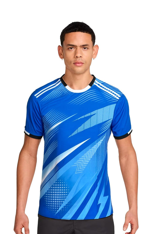 Homme portant le maillot t-shirt de football Kanya Bleu à motifs graphiques, vue de face