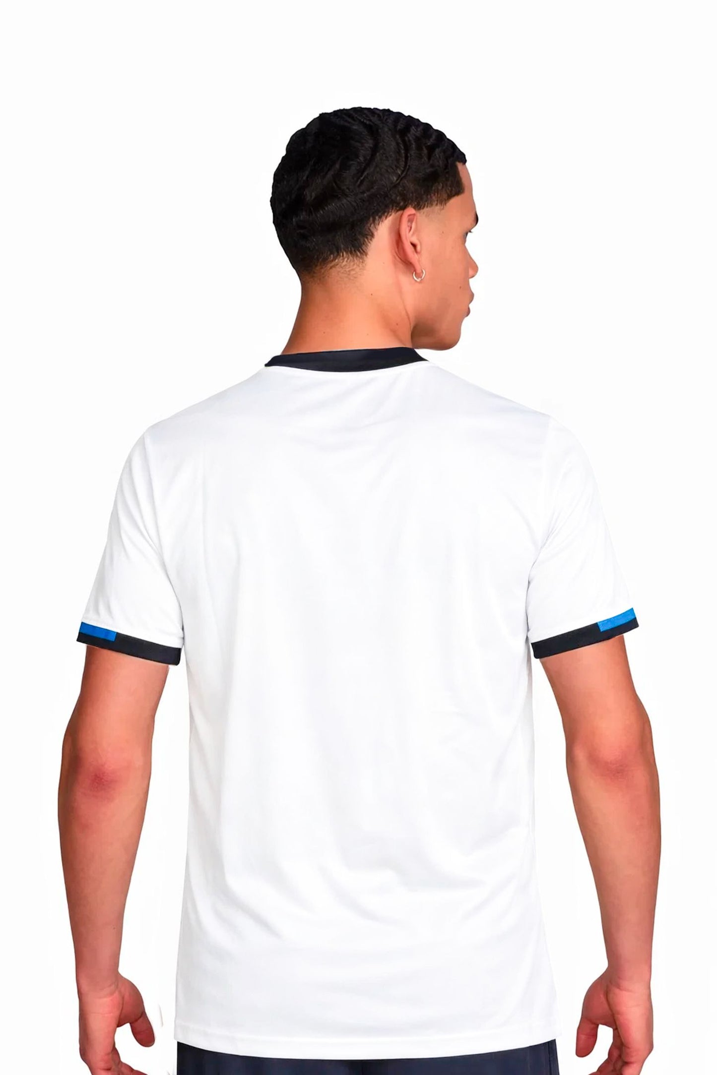 Homme portant le maillot t-shirt de football Kanya blanc à motifs graphiques, vue de dos.