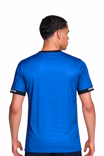 Homme portant le maillot t-shirt de football Kanya bleu à motifs graphiques, vue de dos.