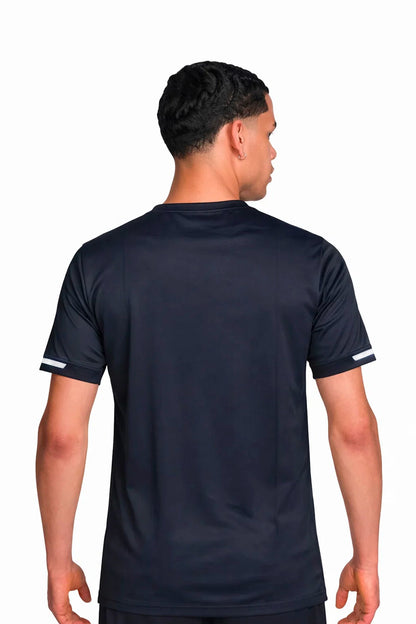 Homme portant le maillot t-shirt de football Kanya noir à motifs graphiques, vue de dos.