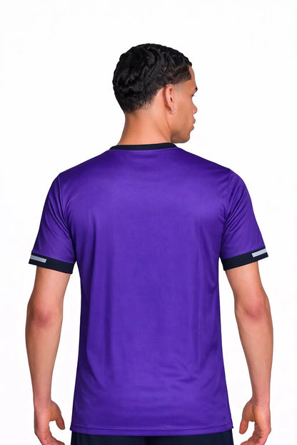 Homme portant le maillot t-shirt de football Kanya purple à motifs graphiques, vue de dos.