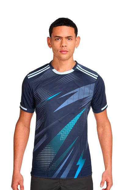 Homme portant le maillot t-shirt de football Kanya Noir à motifs graphiques, vue de face