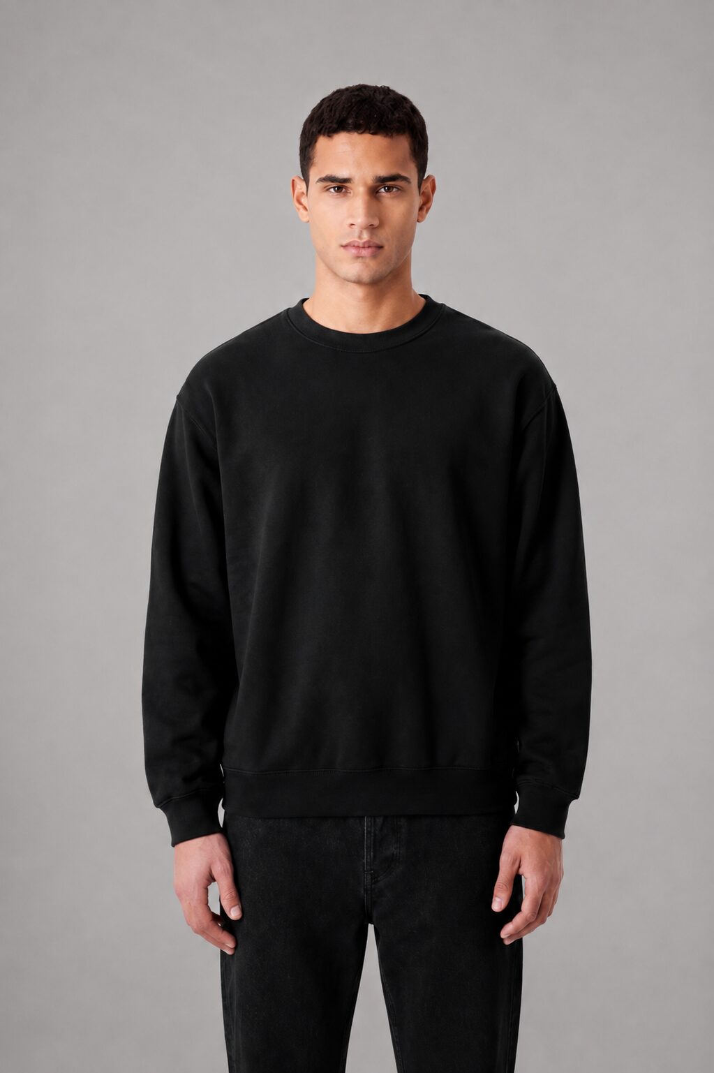 Hoodie MAZE sans capuche noir porté par un homme, vue de face