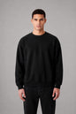 Hoodie MAZE sans capuche noir porté par un homme, vue de face
