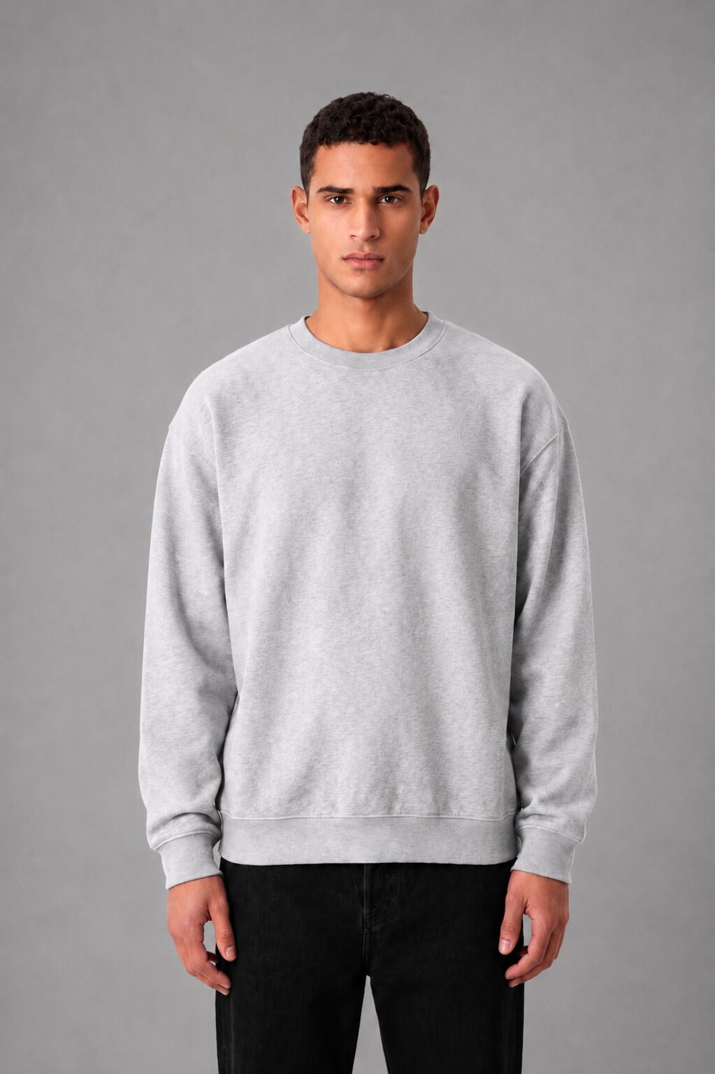 Hoodie MAZE sans capuche gris chiné porté par un homme, vue de face