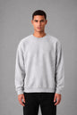 Hoodie MAZE sans capuche gris chiné porté par un homme, vue de face