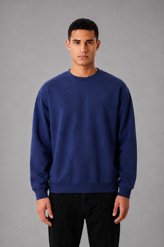 Hoodie MAZE sans capuche bleu navy porté par un homme, vue de face