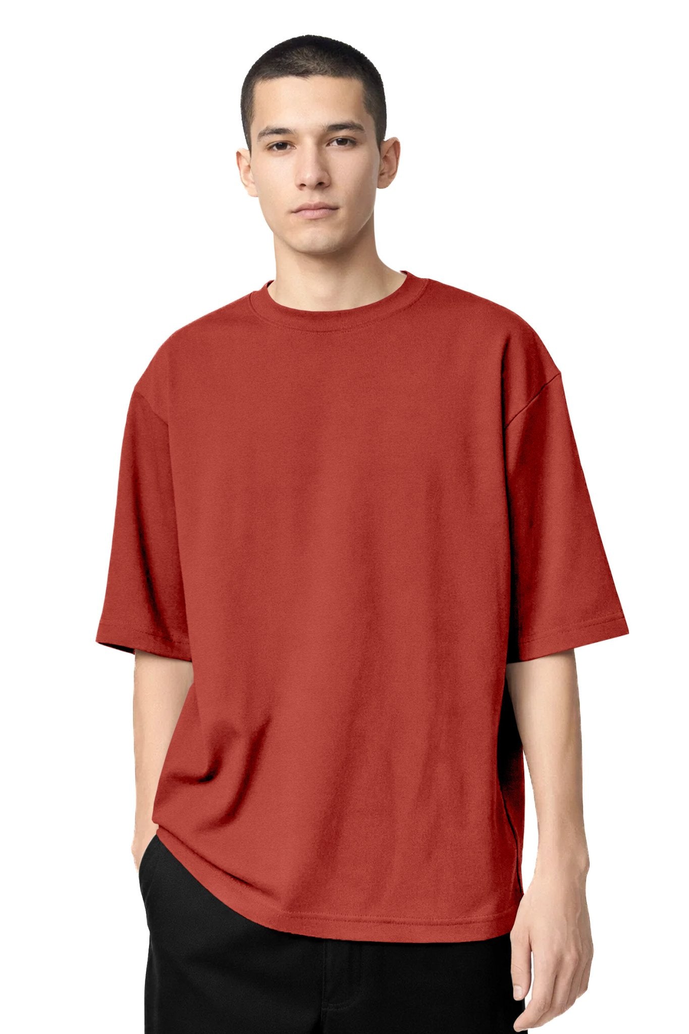 Homme portant le T-shirt OKEN Oversize 230 GSM, plusieurs coloris disponibles, STYCLOV, au style streetwear moderne.