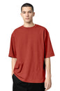 Homme portant le T-shirt OKEN Oversize 230 GSM, plusieurs coloris disponibles, STYCLOV, au style streetwear moderne.