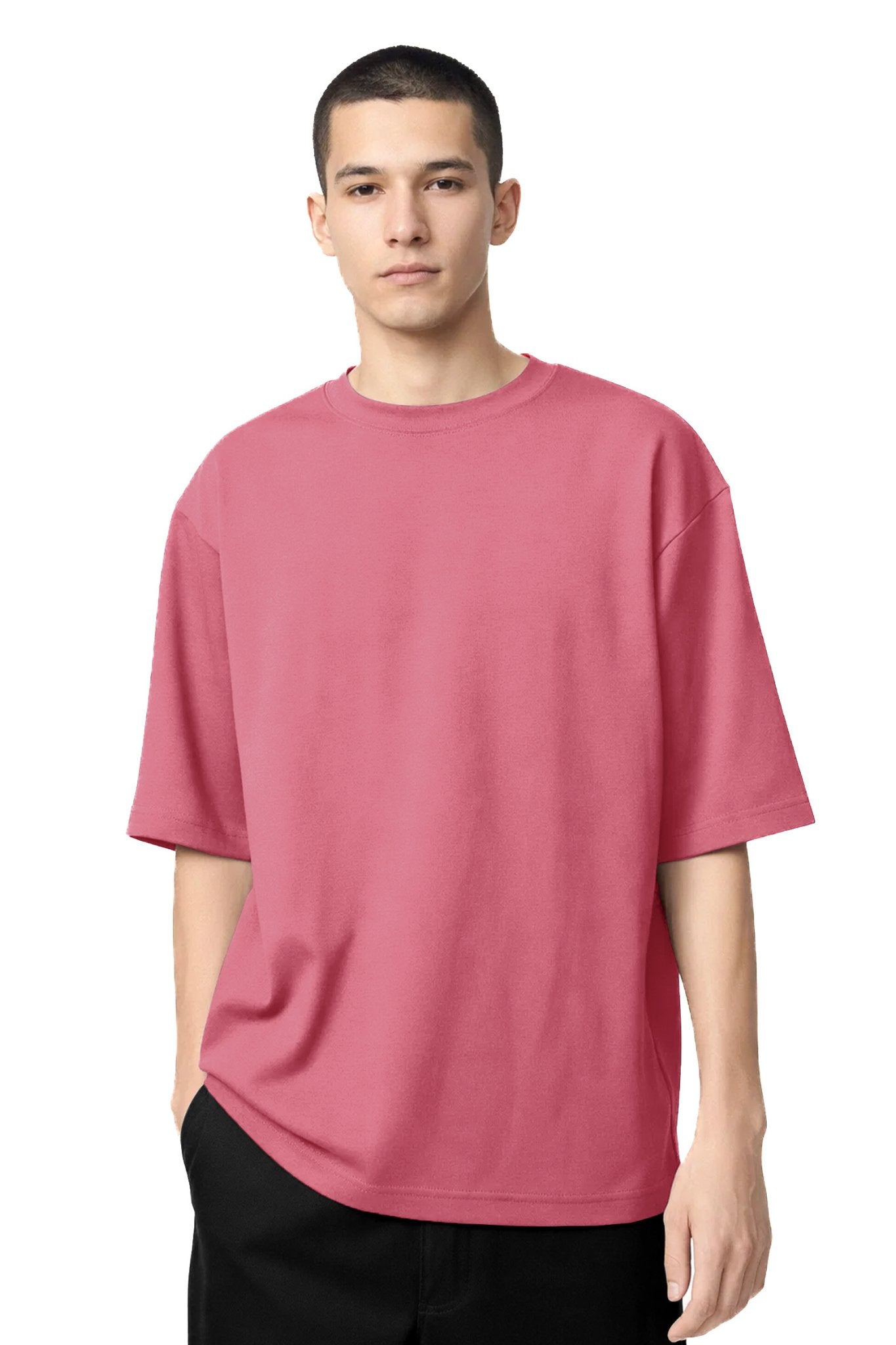 Homme portant le T-shirt OKEN Oversize 230 GSM, plusieurs coloris disponibles, STYCLOV, au style streetwear moderne.