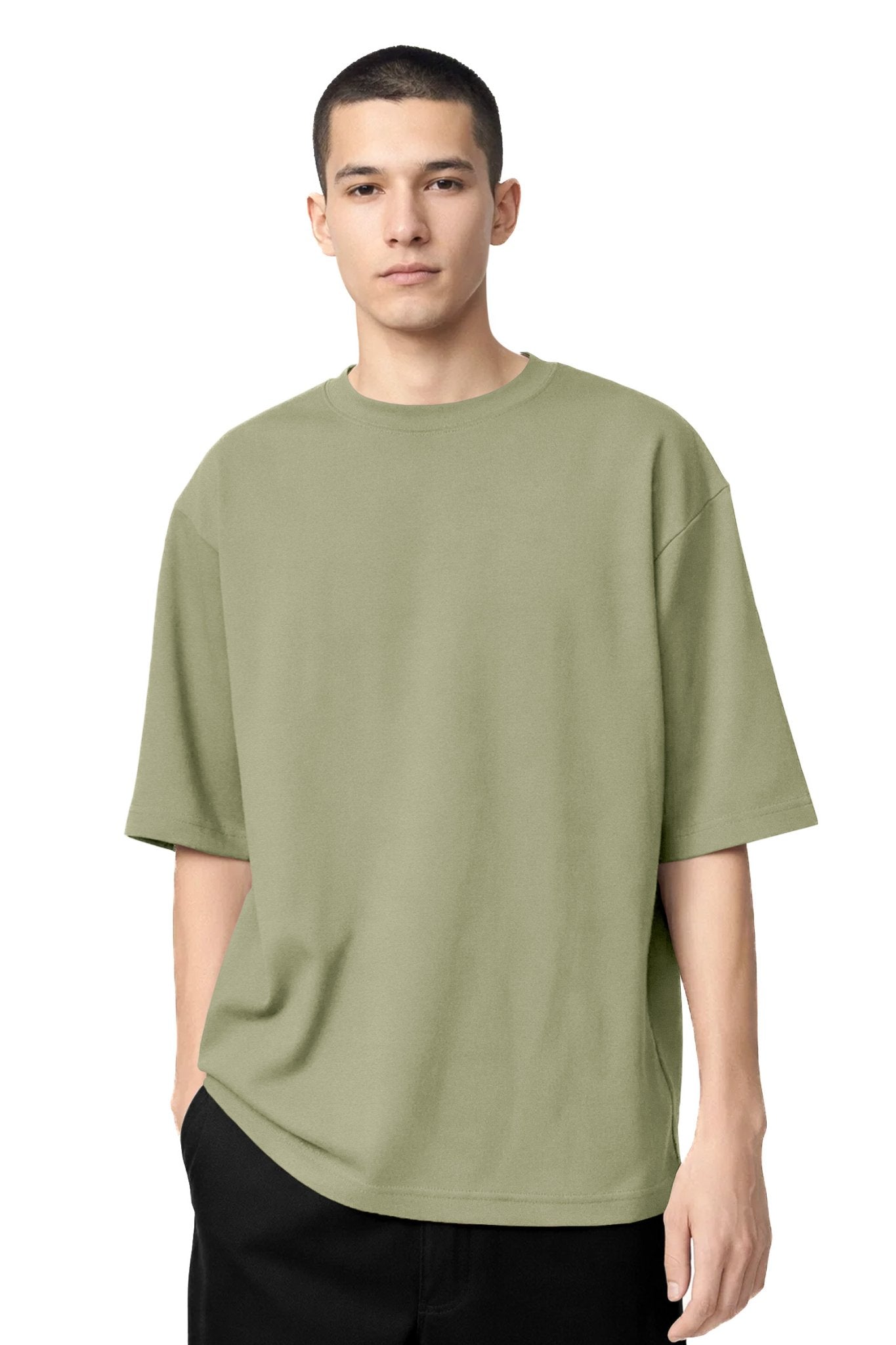 Homme portant le T-shirt OKEN Oversize 230 GSM, plusieurs coloris disponibles, STYCLOV, au style streetwear moderne.