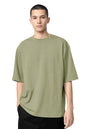 Homme portant le T-shirt OKEN Oversize 230 GSM, plusieurs coloris disponibles, STYCLOV, au style streetwear moderne.