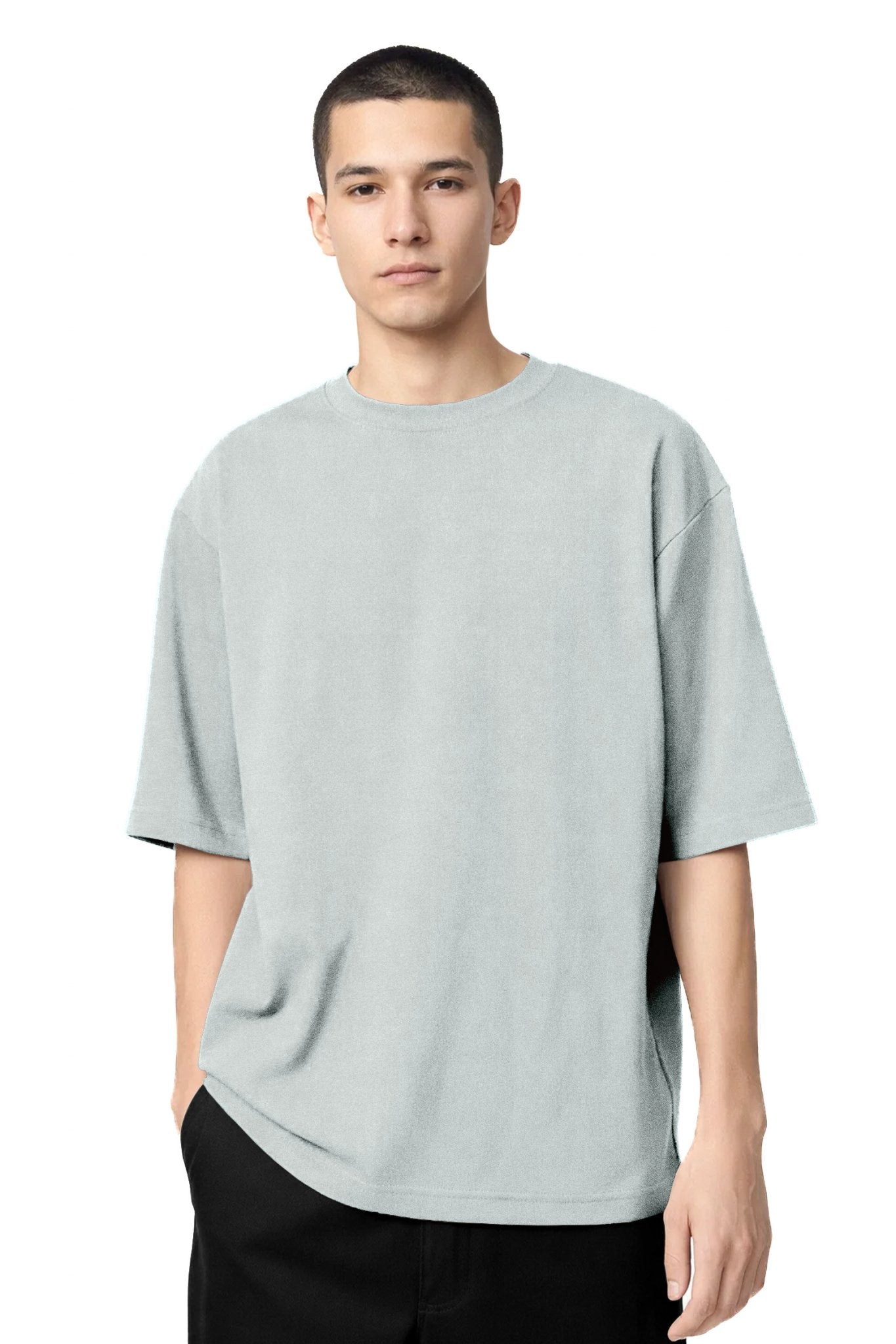 Homme portant le T-shirt OKEN Oversize 230 GSM, plusieurs coloris disponibles, STYCLOV, au style streetwear moderne.