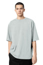 Homme portant le T-shirt OKEN Oversize 230 GSM, plusieurs coloris disponibles, STYCLOV, au style streetwear moderne.