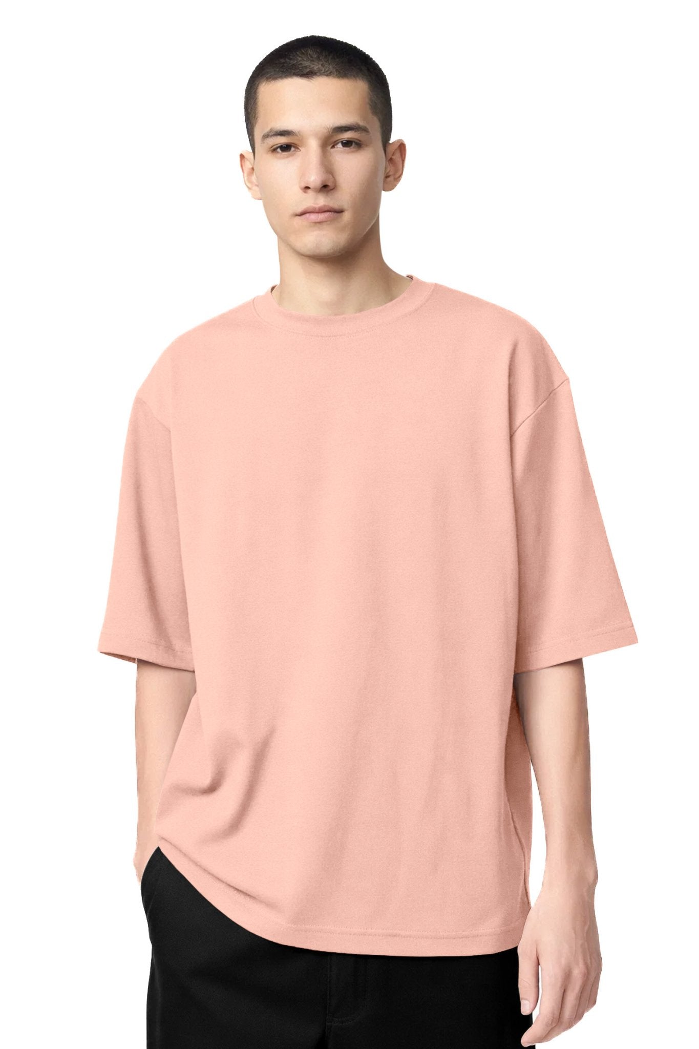 Homme portant le T-shirt OKEN Oversize 230 GSM, plusieurs coloris disponibles, STYCLOV, au style streetwear moderne.