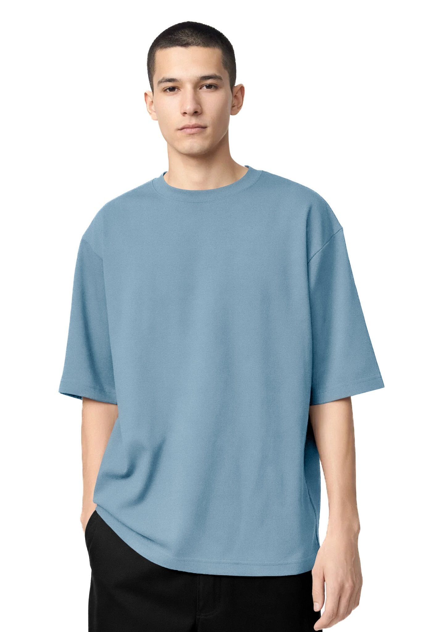 Homme portant le T-shirt OKEN Oversize 230 GSM, plusieurs coloris disponibles, STYCLOV, au style streetwear moderne.