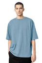Homme portant le T-shirt OKEN Oversize 230 GSM, plusieurs coloris disponibles, STYCLOV, au style streetwear moderne.