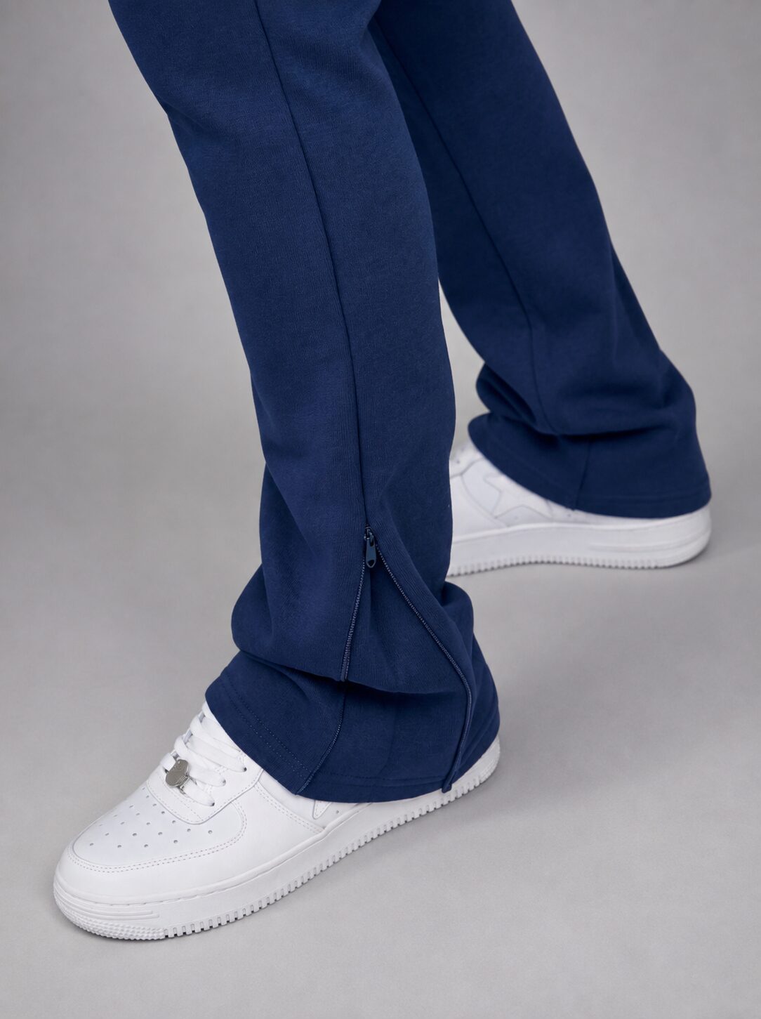 Détail du zip au bas du pantalon du survêtement KENZIR bleu marine