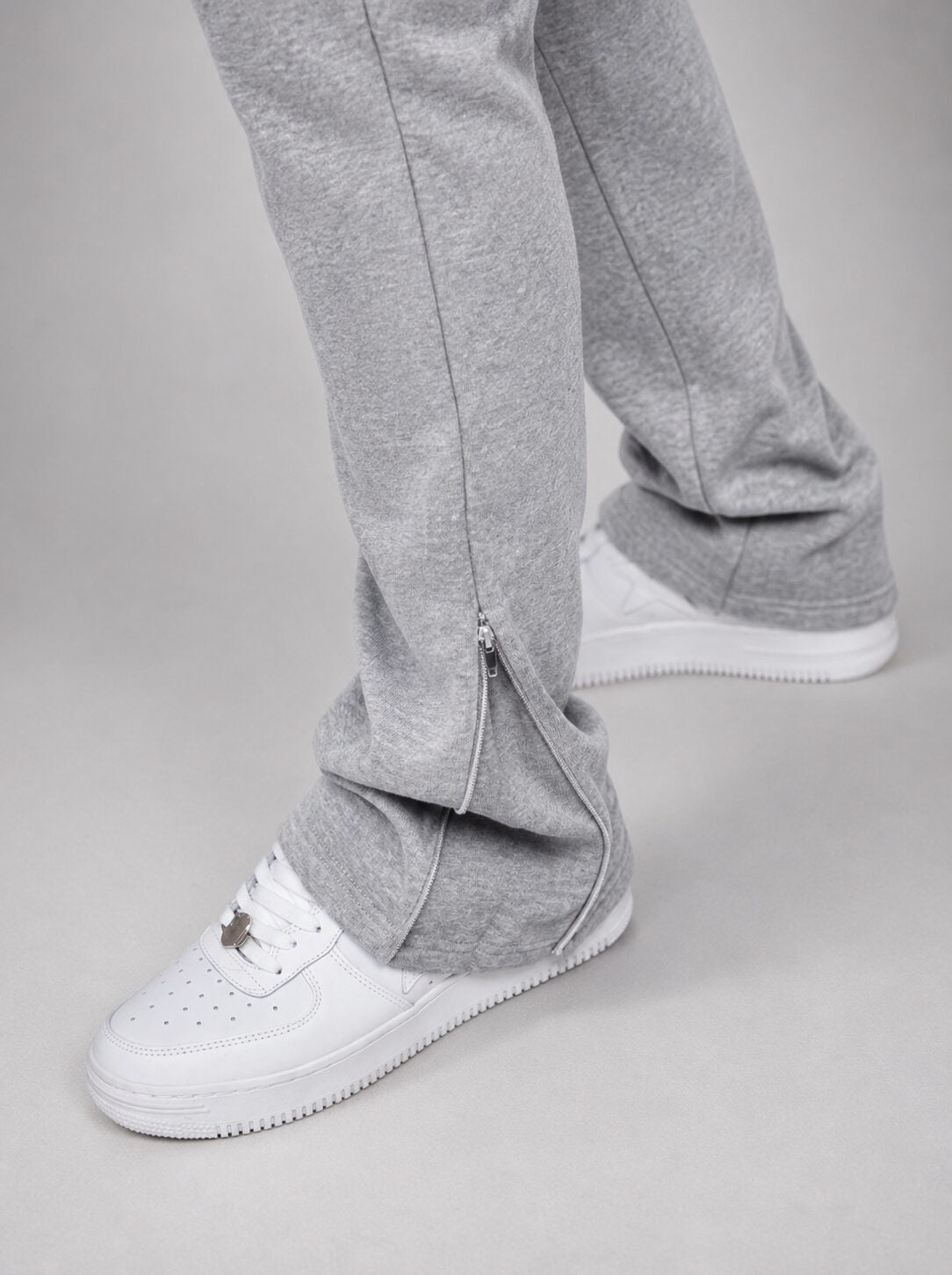 Détail du zip au bas du pantalon du survêtement KENZIR gris chiné