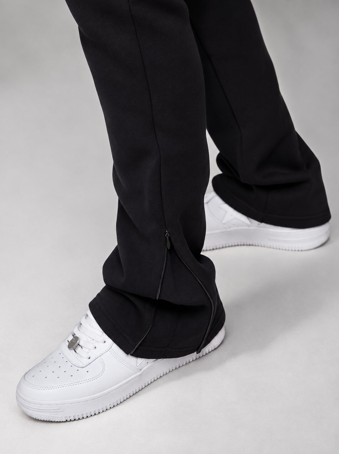 Détail du zip au bas du pantalon du survêtement KENZIR noir