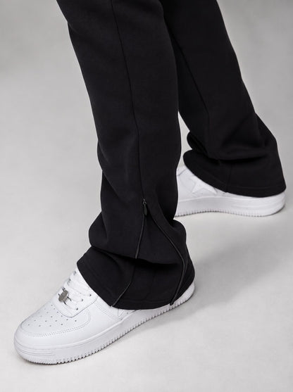 Détail du zip au bas du pantalon du survêtement KENZIR noir