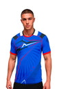 Homme portant le maillot t-shirt de football DAO bleu à motifs graphiques, vue de face