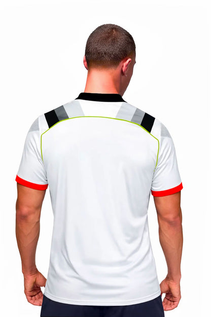 Homme portant le maillot t-shirt de football DAO blanc à motifs graphiques, vue de dos
