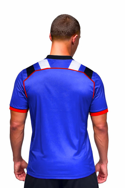 Homme portant le maillot t-shirt de football DAO bleu à motifs graphiques, vue de dos