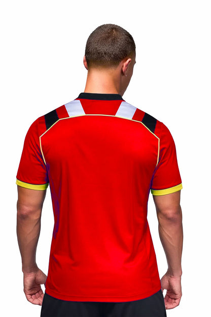 Homme portant le maillot t-shirt de football DAO orange à motifs graphiques, vue de dos