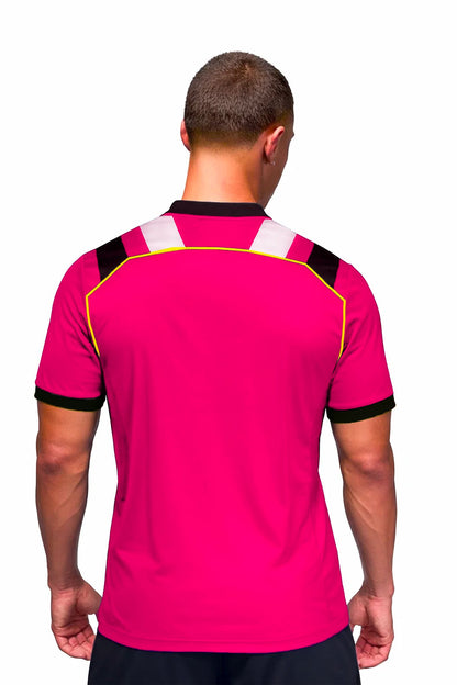 Homme portant le maillot t-shirt de football DAO rose à motifs graphiques, vue de dos