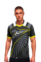 Homme portant le maillot t-shirt de football DAO noir à motifs graphiques, vue de face