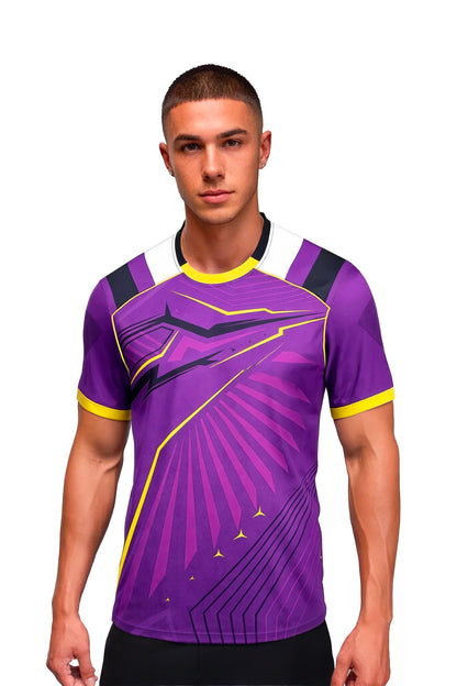 Homme portant le maillot t-shirt de football DAO purple à motifs graphiques, vue de face