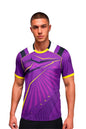 Homme portant le maillot t-shirt de football DAO purple à motifs graphiques, vue de face