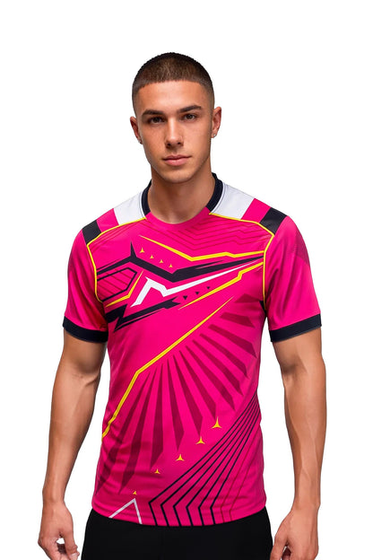 Homme portant le maillot t-shirt de football DAO rose à motifs graphiques, vue de dos