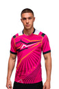 Homme portant le maillot t-shirt de football DAO rose à motifs graphiques, vue de dos