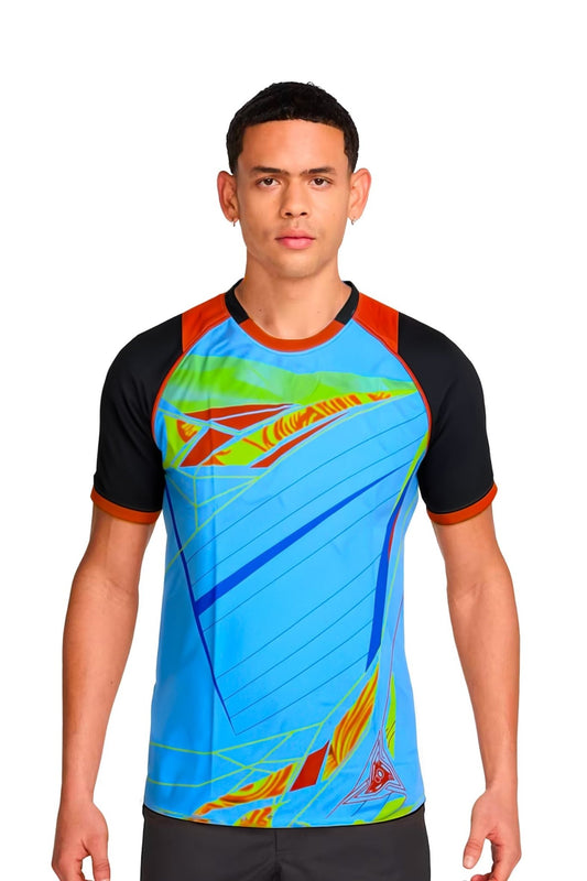 Homme portant le maillot de football T-shirt PIM Bleu à motifs graphiques verts et orange.