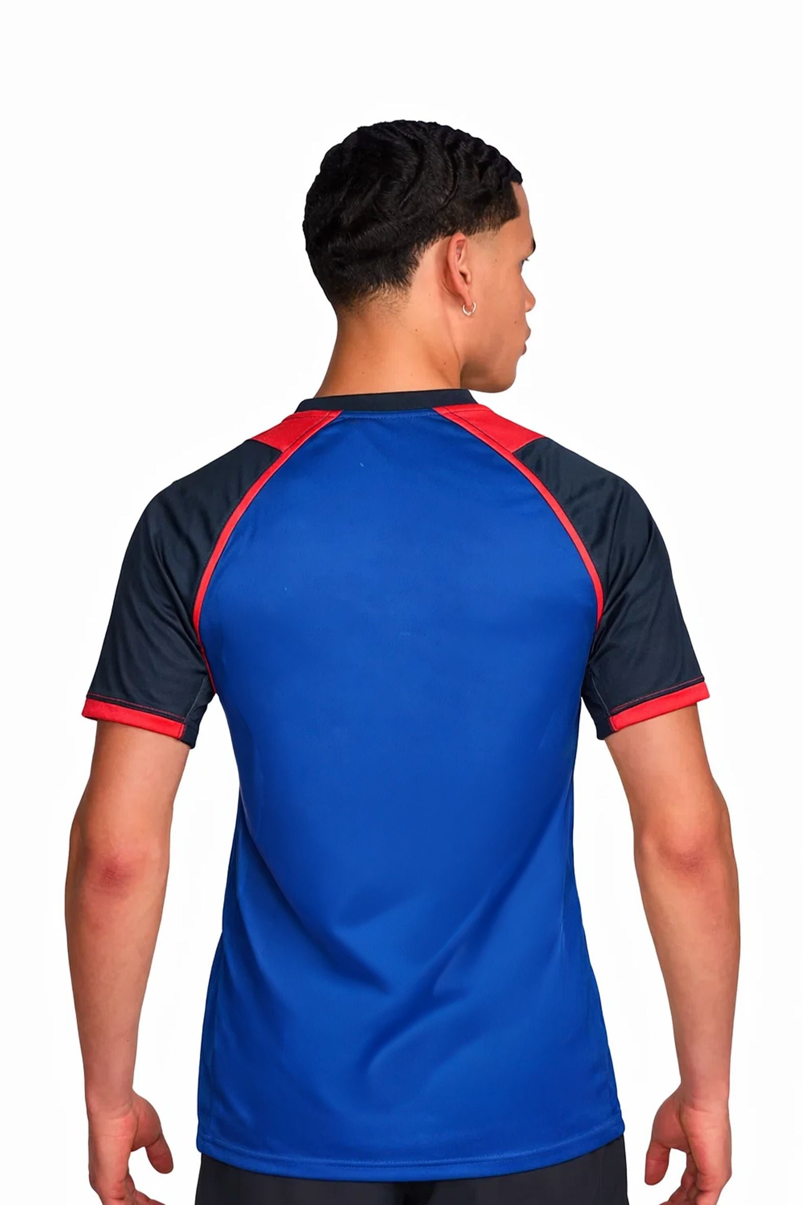 Homme portant le maillot de football PIM Bleu à motifs graphiques, vue de dos.