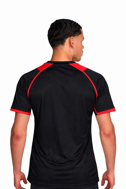 Homme portant le maillot de football PIM Noir à motifs graphiques, vue de dos.