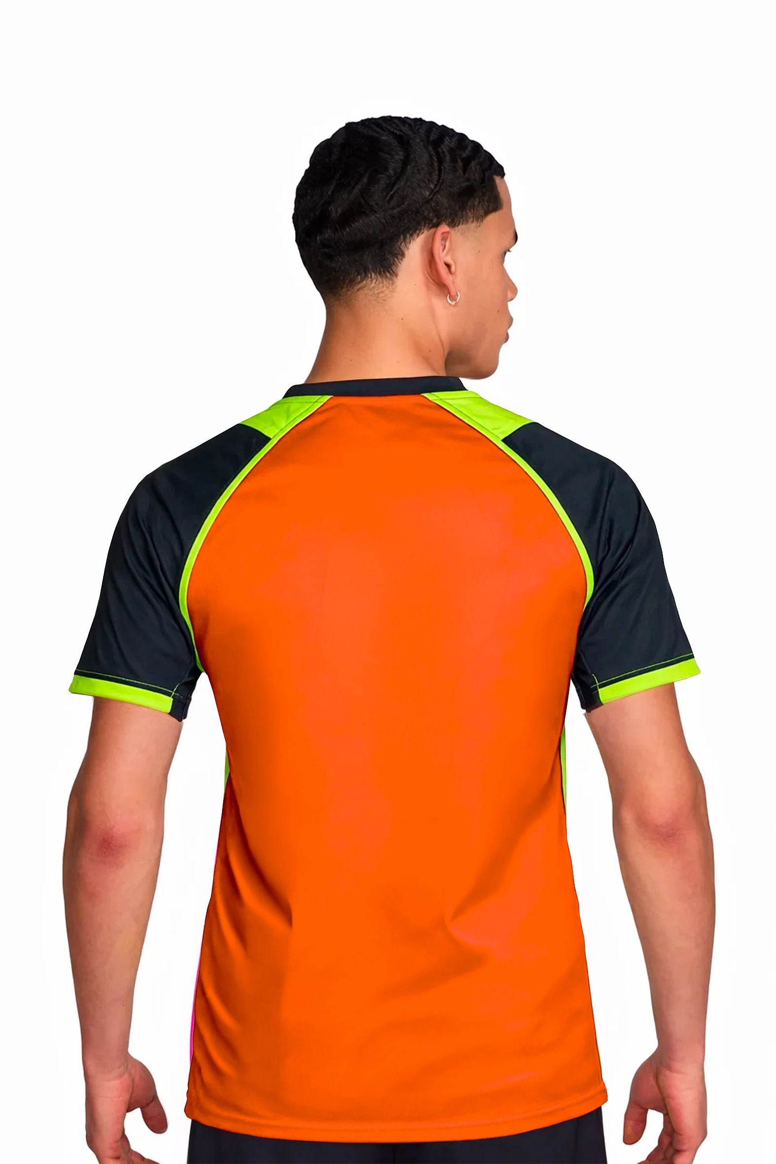 Homme portant le maillot de football PIM Orange à motifs graphiques, vue de dos.