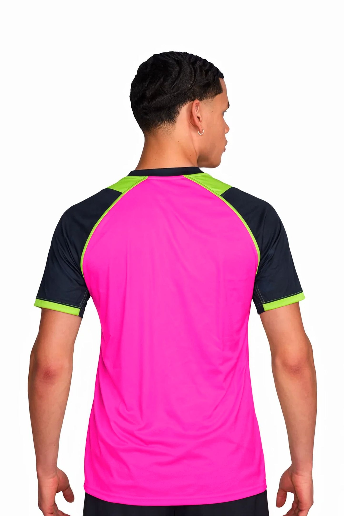Homme portant le maillot de football PIM Rose à motifs graphiques, vue de dos.