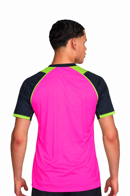 Homme portant le maillot de football PIM Rose à motifs graphiques, vue de dos.