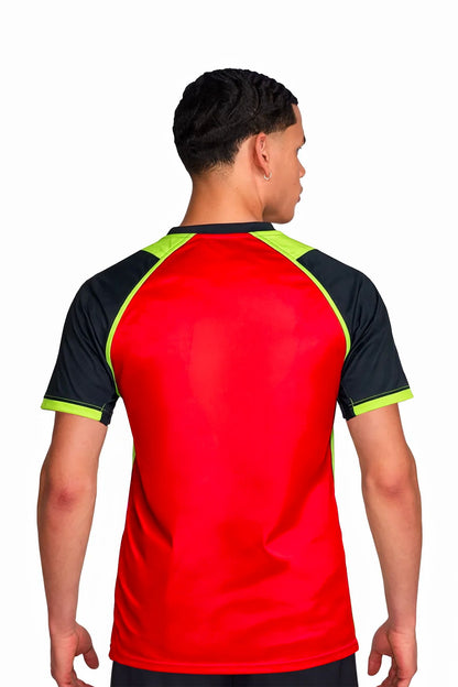 Homme portant le maillot de football PIM Rouge à motifs graphiques, vue de dos.