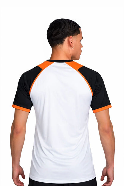 Homme portant le maillot de football PIM Blanc à motifs graphiques, vue de dos.