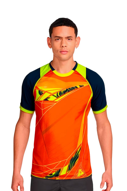 Homme portant le maillot de football PIM orange à motifs graphiques, vue de face