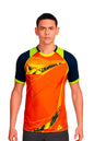 Homme portant le maillot de football PIM orange à motifs graphiques, vue de face