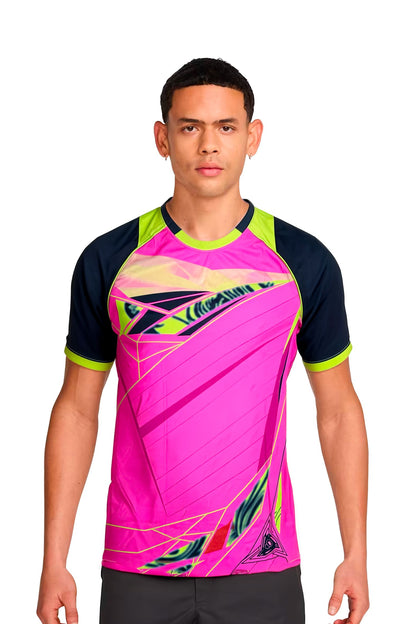 Homme portant le maillot de football PIM Rose à motifs graphiques, vue de face